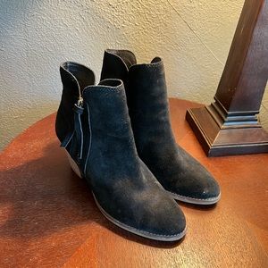 Frye & Co black suede stacked heel booties sz 10